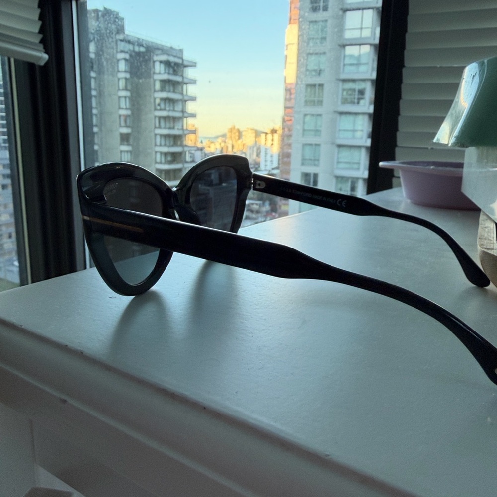 Authentic Tom Ford Black Cat-Eye Frames

Tom Ford Anya TF762 - Picture 4 of 8